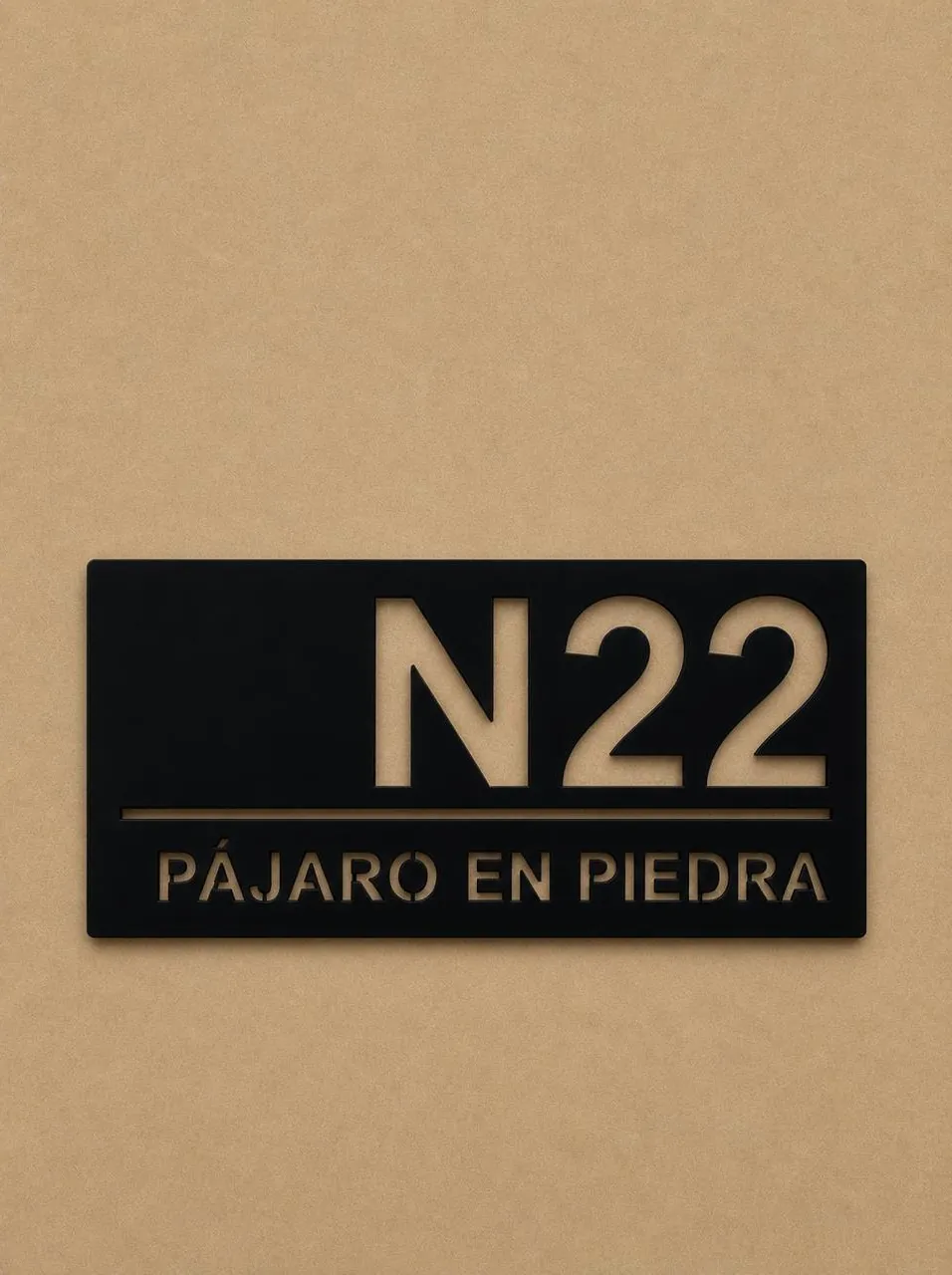 Placa grabada con el número 22 y la silueta de un pájaro