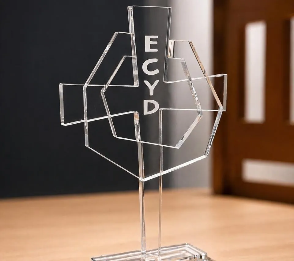 Trofeo de acrílico grabado en láser para una premiación