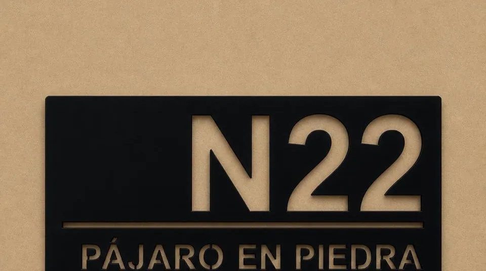 Placa grabada con el número 22 y la silueta de un pájaro