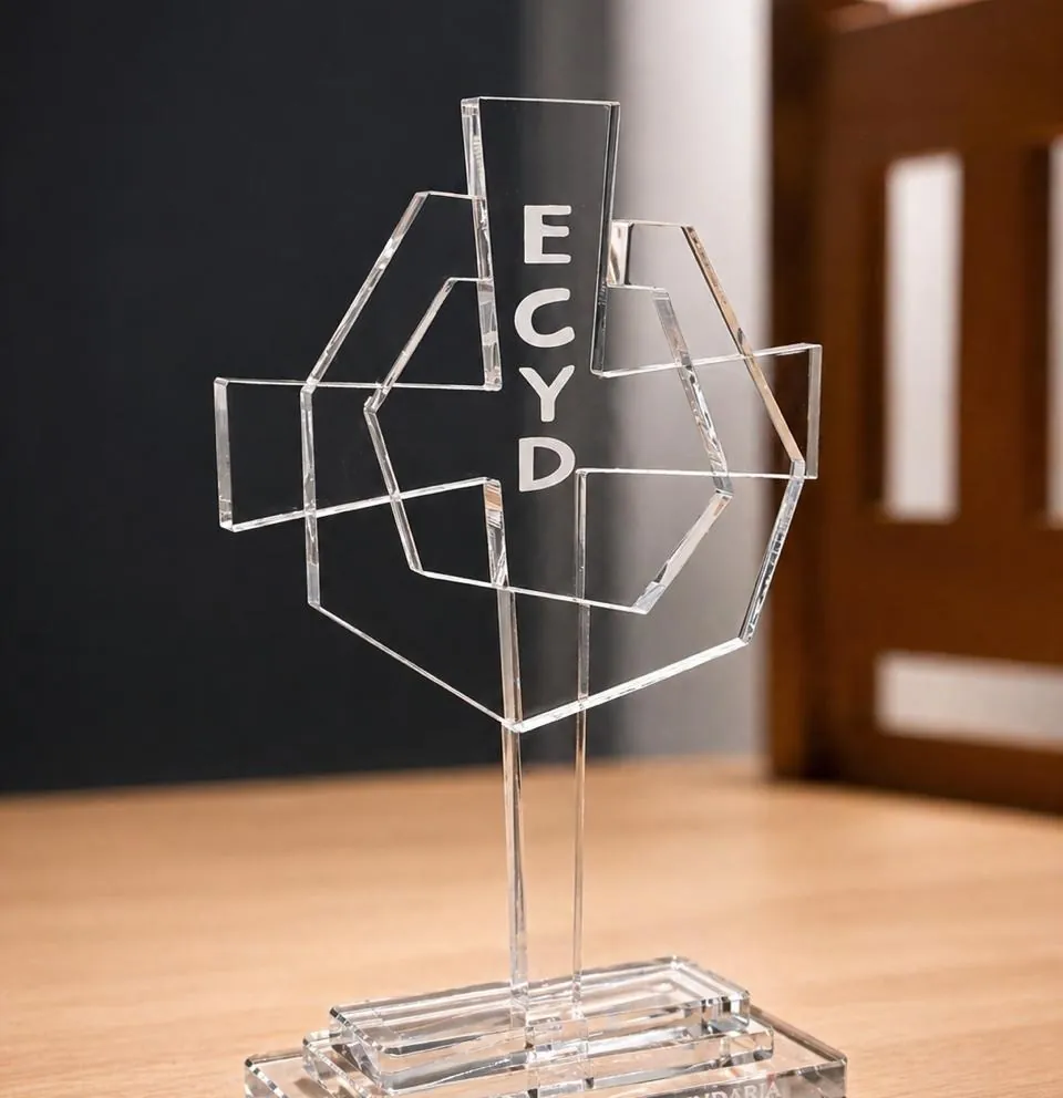 Trofeo de acrílico cortado y grabado con láser para una premiación