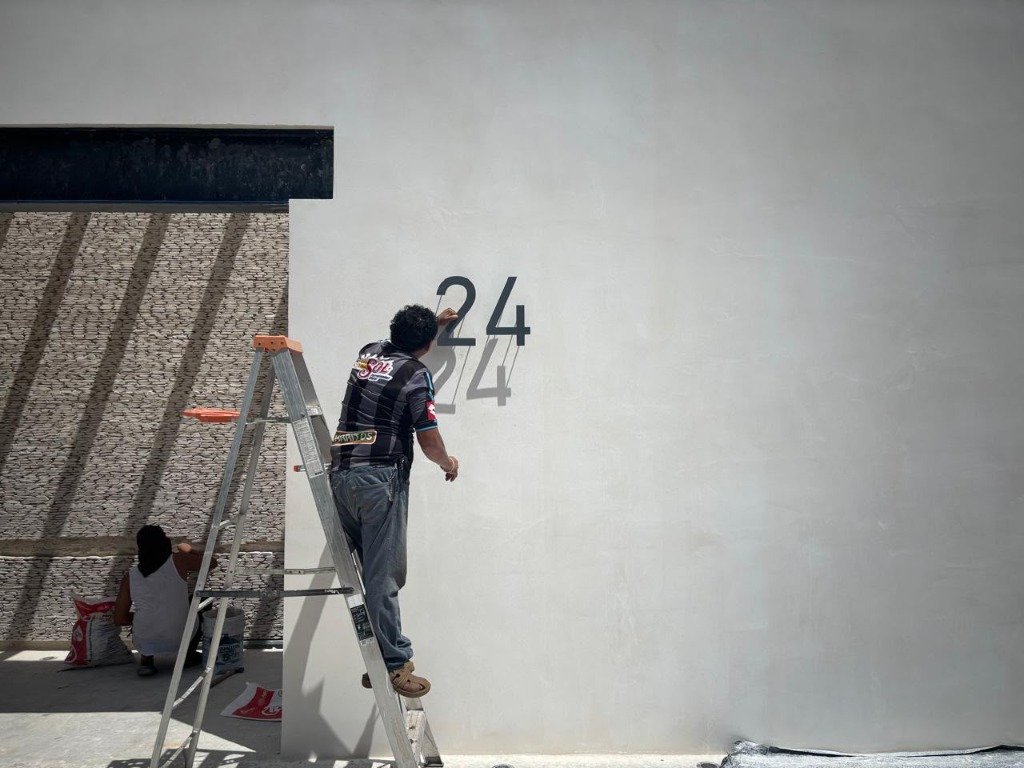 Instalación técnica en obra de números para fachada residencial en metal